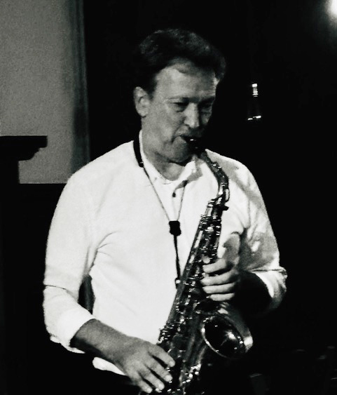 Albrecht Ansohn bei Saxaphon spielen.